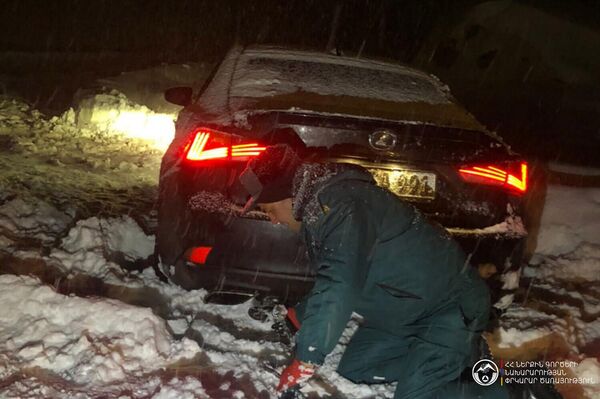 Спасатели помогают застрявшим в снеге водителям - Sputnik Армения