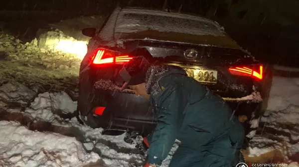 Փրկարարներն օգնում են վարորդներին - Sputnik Արմենիա