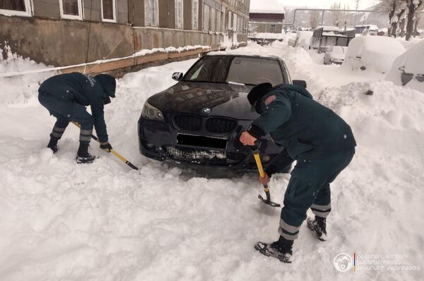 Спасатели помогают застрявшим в снеге водителям - Sputnik Армения