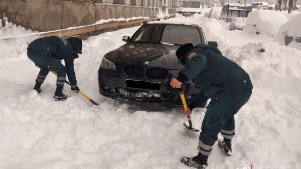 Спасатели помогают застрявшим в снеге водителям - Sputnik Армения