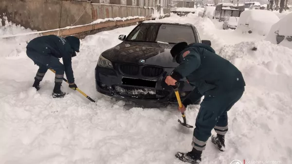 Փրկարարներն օգնում են վարորդներին - Sputnik Արմենիա