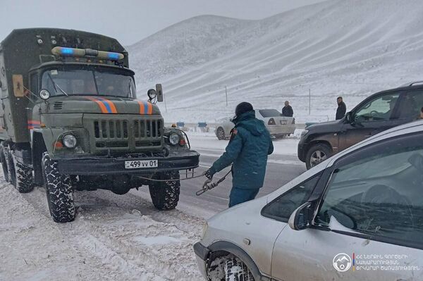 Спасатели помогают застрявшим в снеге водителям - Sputnik Армения