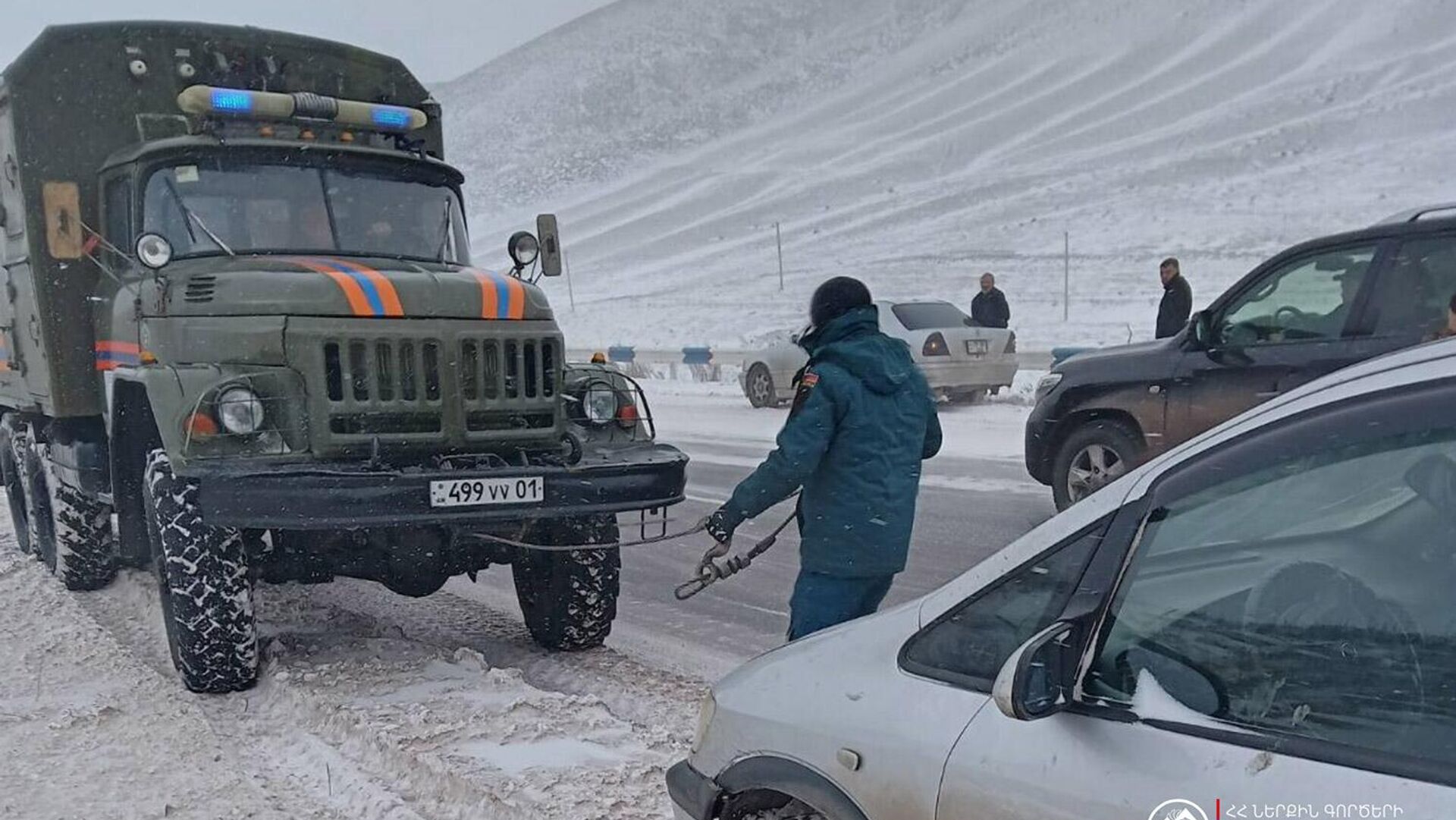 Փրկարարները 2 օրում ավելի քան 200 ավտոմեքենա են դուրս բերել արգելափակումից Փրկարարները 2 օրում ավելի քան 200 ավտոմեքենա են դուրս բերել արգելափակումից - Sputnik Արմենիա, 1920, 02.01.2026