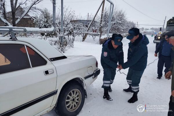 Спасатели помогают застрявшим в снеге водителям - Sputnik Армения