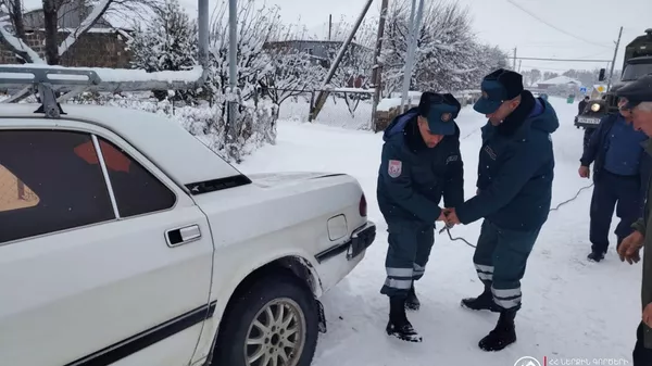 Փրկարարներն օգնում են վարորդներին - Sputnik Արմենիա