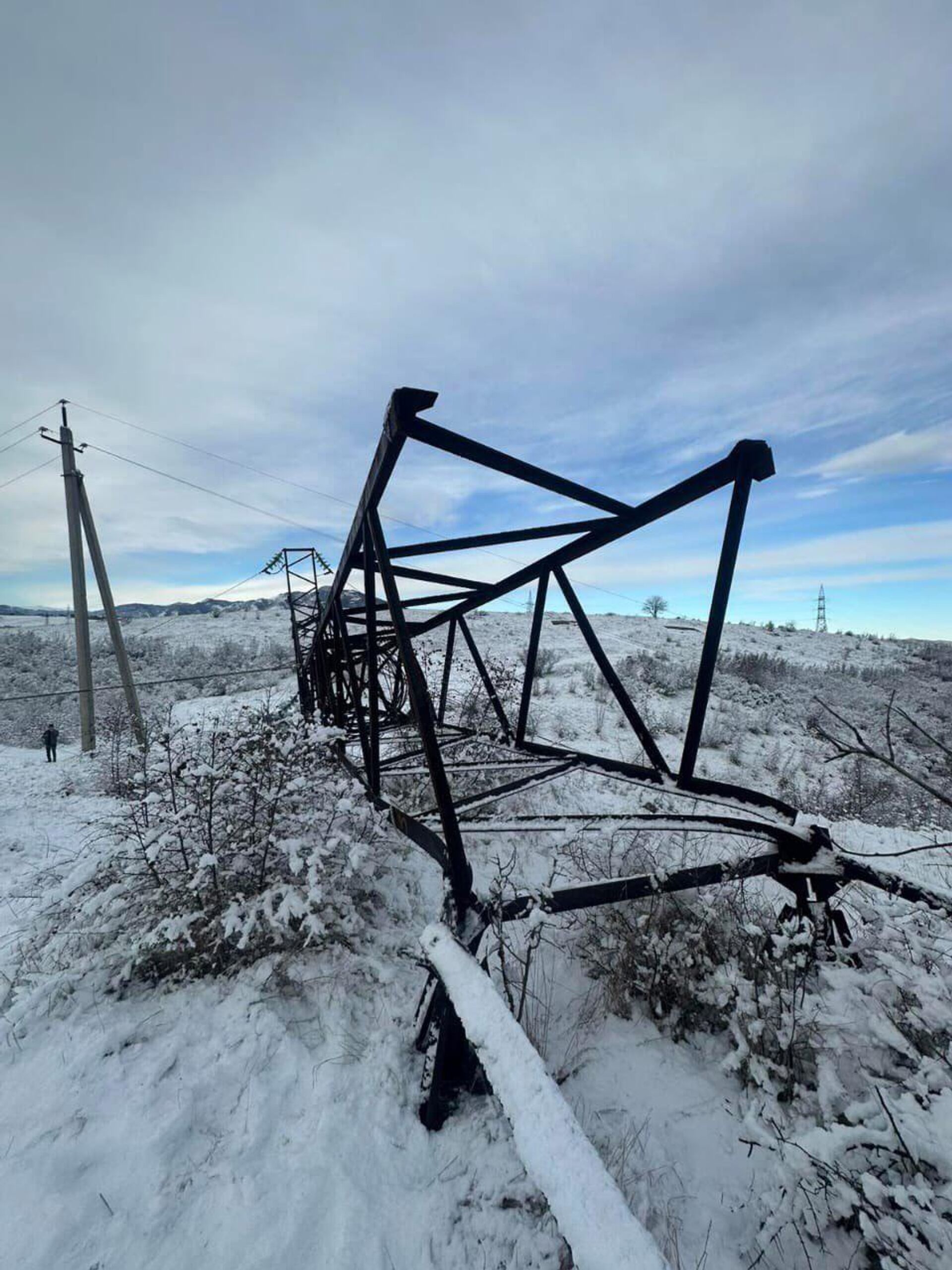 Обрушенные мачты линий электропередач - Sputnik Արմենիա, 1920, 02.01.2026