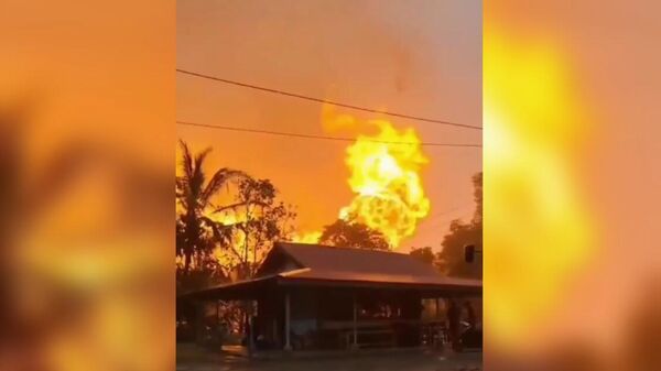 На острове Суматра одновременно бушуют наводнения и пожар. - Sputnik Армения