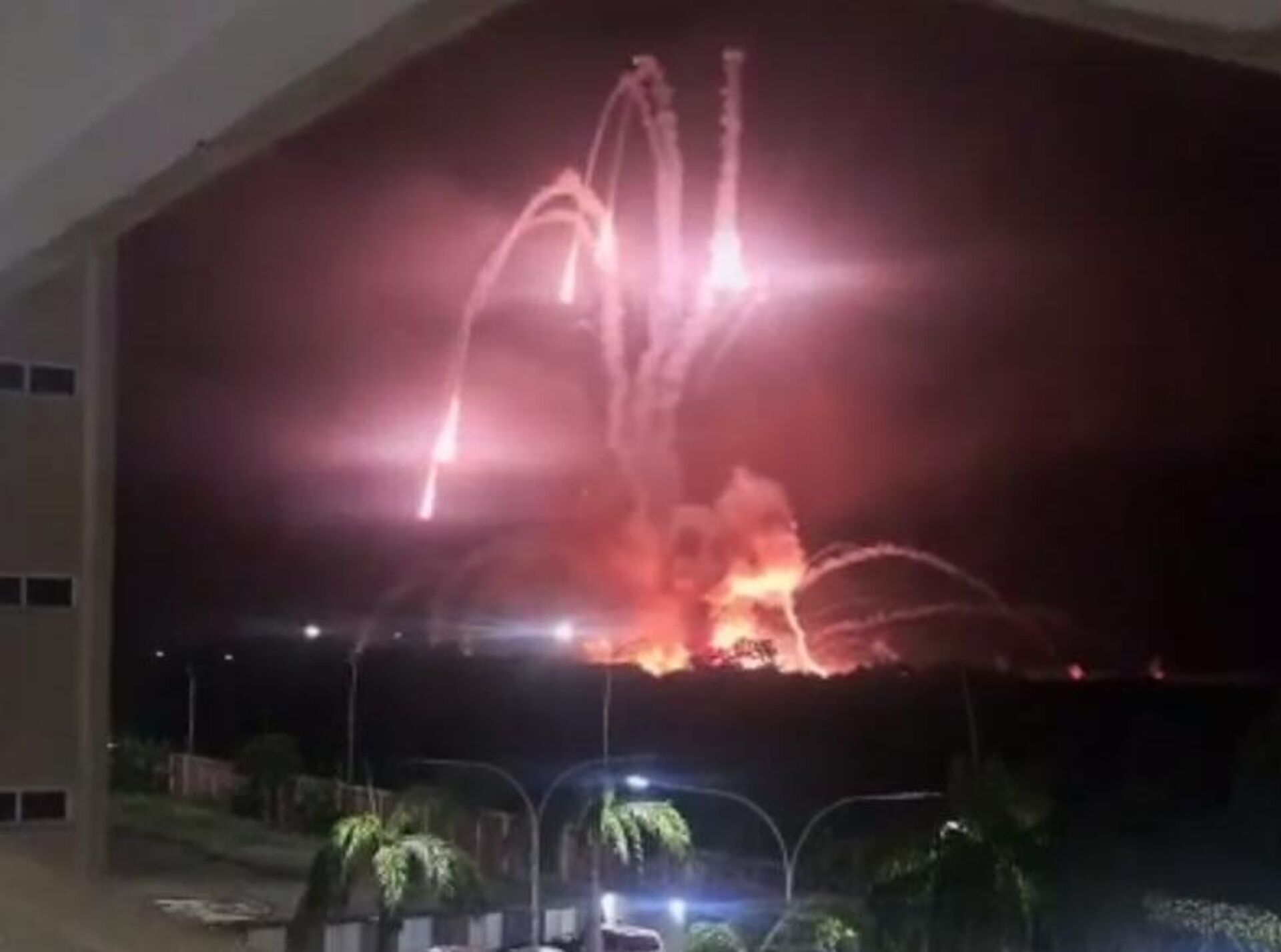 В районе аэропорта Игвероте произошли сильные вторичные взрывы после авиаудара США (3 января 2026). Венесуэла - Sputnik Արմենիա, 1920, 03.01.2026