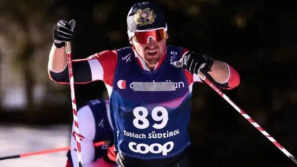 Микаел Микаелян на турнире Tour de Ski с прикрытым словом Азербайджан на своем спортивном костюме - Sputnik Армения