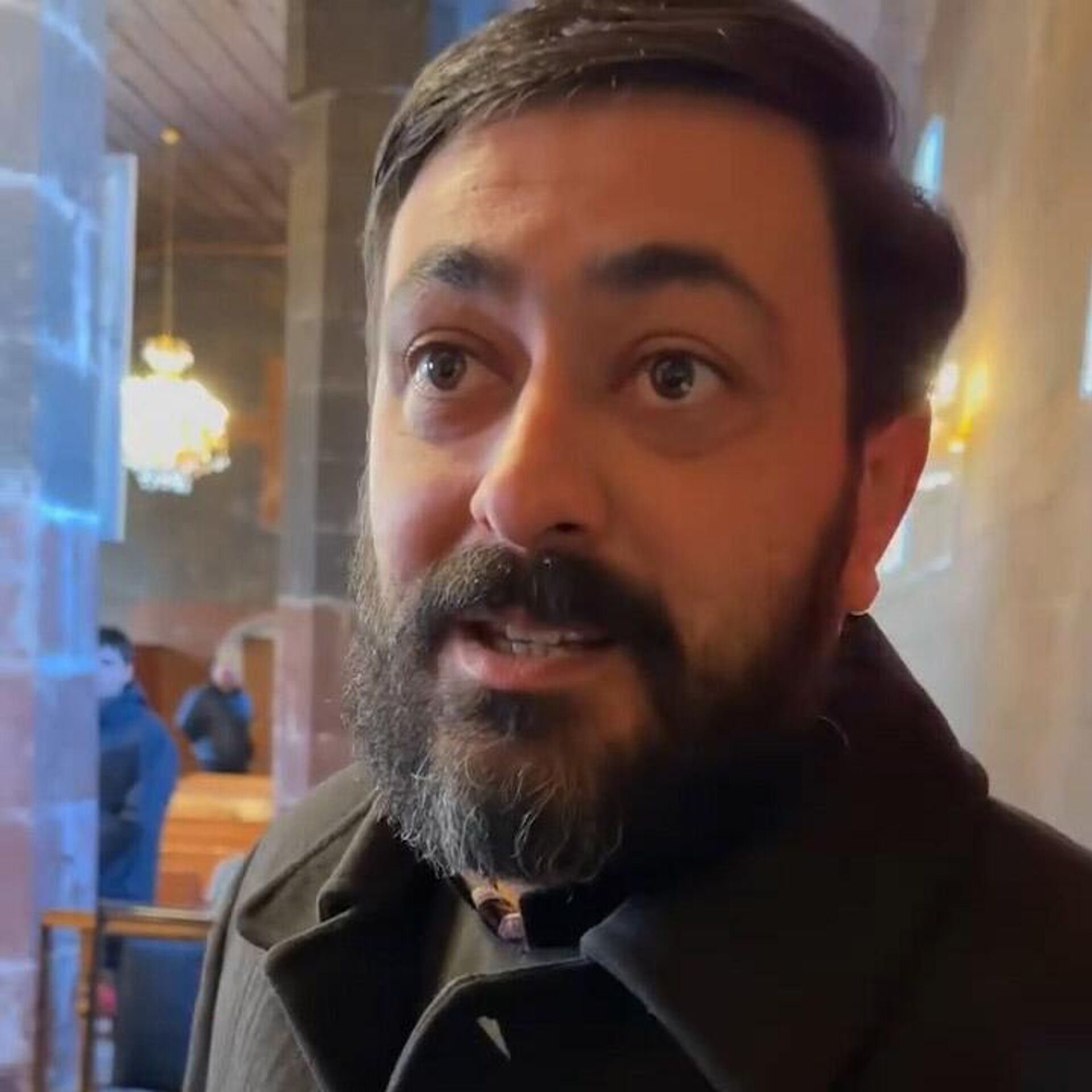 Кадр из видео с Арамаисом Тахмазяном (бывший отец Таде), который пытался войти в ризницу храма Святой Богородицы в Талине - Sputnik Армения, 1920, 04.01.2026