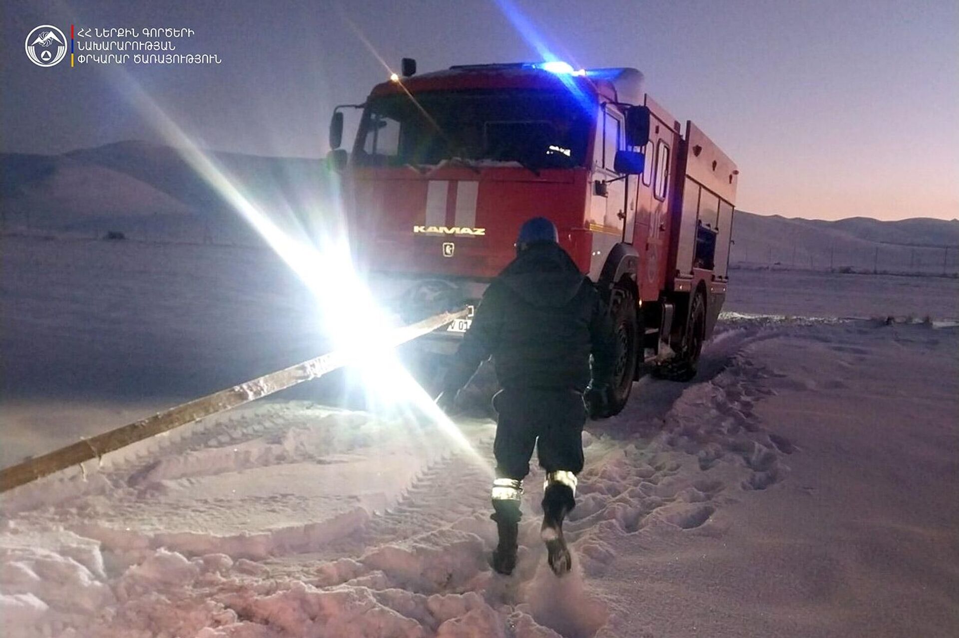 Спасатели помогают застрявшим в снеге водителям - Sputnik Армения, 1920, 04.01.2026