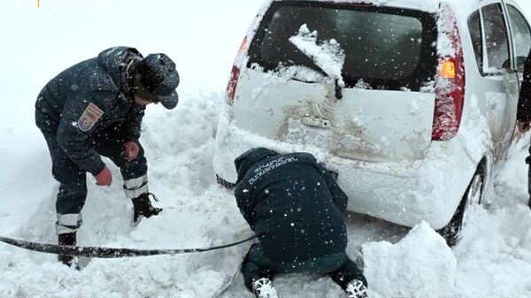 Спасатели помогают застрявшим в снеге водителям - Sputnik Армения