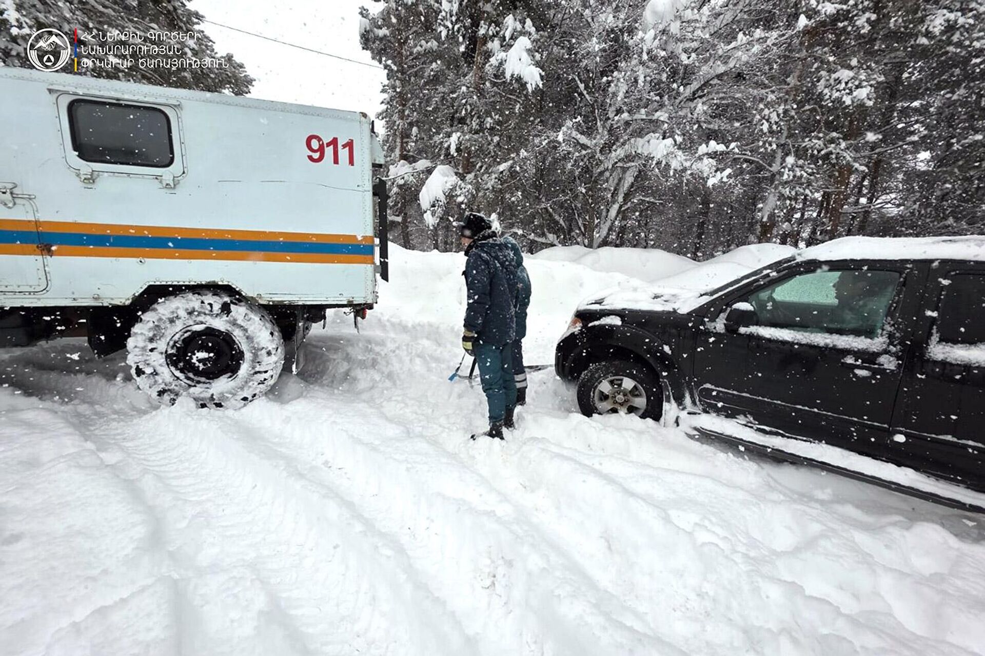 Спасатели помогают застрявшим в снеге водителям - Sputnik Армения, 1920, 04.01.2026