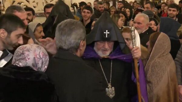 Մայր աթոռ Սուրբ Էջմիածնի տաճարում այս պահին ընթանում է Սուրբ ծննդյան Ճրագալույցի պատարագը, որիմ մասնակցում է նաև Ամենայն հայոց կաթողիկոս Գարեգին 2–րդը - Sputnik Արմենիա