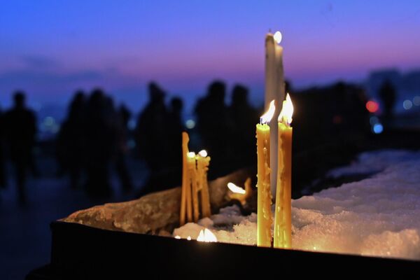 Свечи во дворе церкви Сурб Саркис  - Sputnik Армения