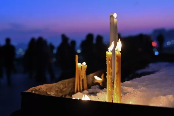 Մարդիկ մոմեր են վառում եկեղեցում - Sputnik Արմենիա