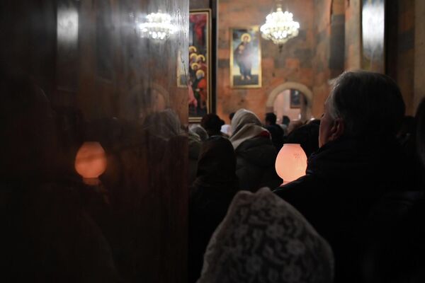 Верующие с лампадами в церкви Сурб Саркис - Sputnik Армения