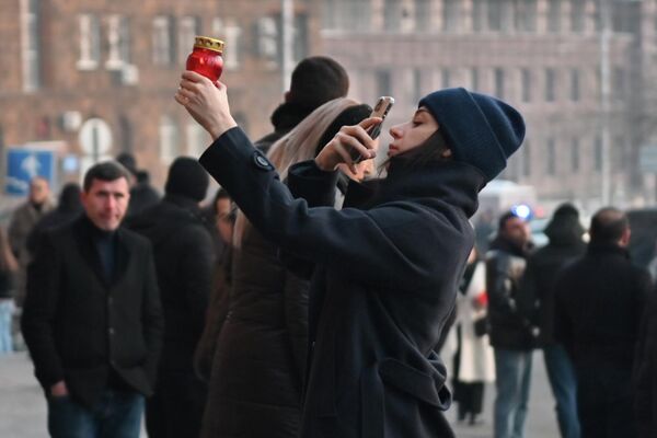 Селфи с лампадой у церкви Сурб Саркис - Sputnik Армения