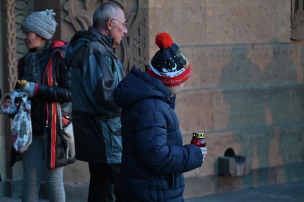 Ребенок с лампадой в руках - Sputnik Армения