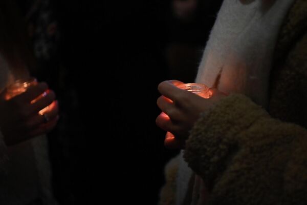 Прихожане держат лампады в руках  - Sputnik Армения