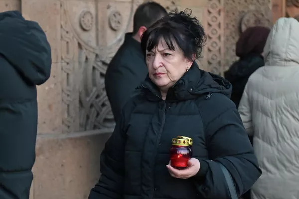 Մարդիկ եկեղեցուց ճրագ են տանում տուն - Sputnik Արմենիա