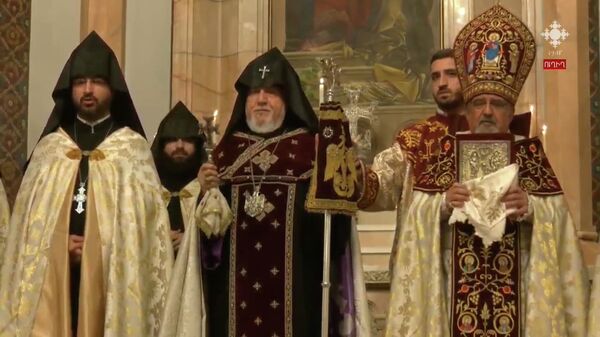 Վեհափառը Քրիստոսի ծննդյան լույսն է բաժանում հավատացյալներին - Sputnik Արմենիա