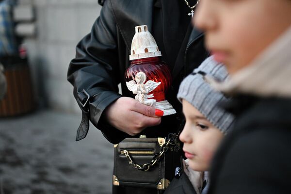 Верующие с лампадами у церкви Сурб Григор Лусаворич - Sputnik Армения