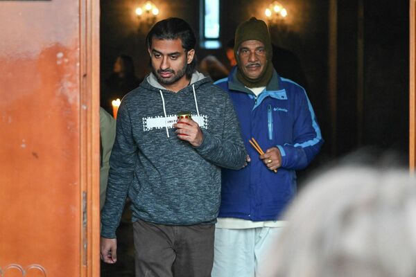 Туристы с лампадами на праздничной вечерне в церкви Сурб Григор Лусаворич - Sputnik Армения