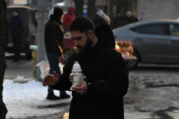 Верующие с лампадами у церкви Сурб Григор Лусаворич  - Sputnik Армения