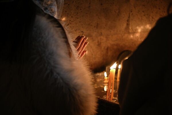 Верующие с лампадами на праздничной вечерне в церкви Сурб Григор Лусаворич - Sputnik Армения