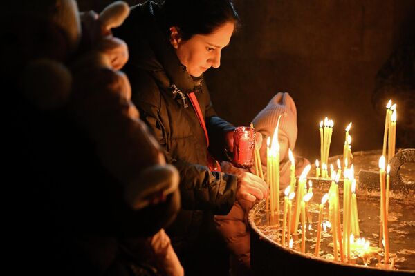 Верующие с лампадами на праздничной вечерне в церкви Сурб Григор Лусаворич - Sputnik Армения
