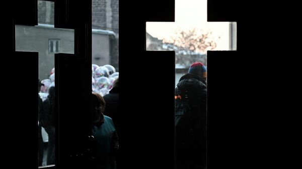 Верующие с лампадками на праздничной вечерне в церкви Сурб Григор Лусаворич (5 января 2026). Еревaн - Sputnik Армения