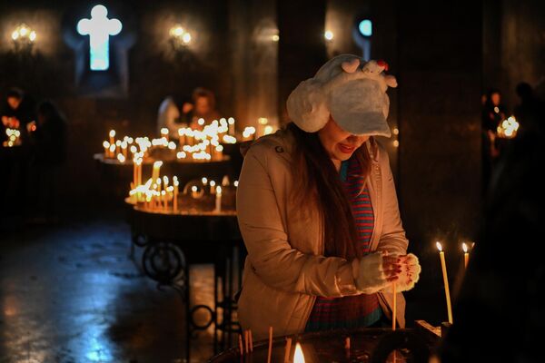 Верующие с лампадами на праздничной вечерне в церкви Сурб Григор Лусаворич  - Sputnik Армения