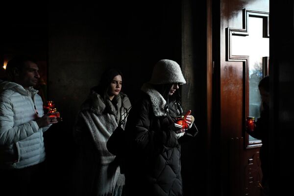 Верующие с лампадами на праздничной вечерне в церкви Сурб Григор Лусаворич - Sputnik Армения