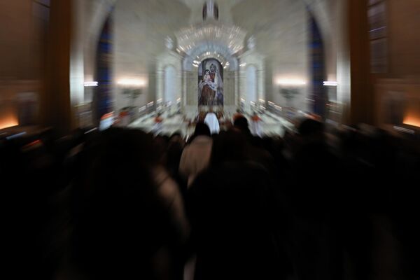 Верующие с лампадами на праздничной вечерне в церкви Сурб Григор Лусаворич - Sputnik Армения