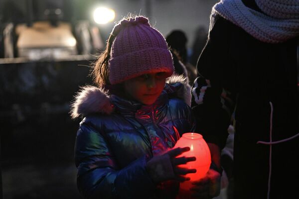 Верующие с лампадами у церкви Сурб Григор Лусаворич - Sputnik Армения