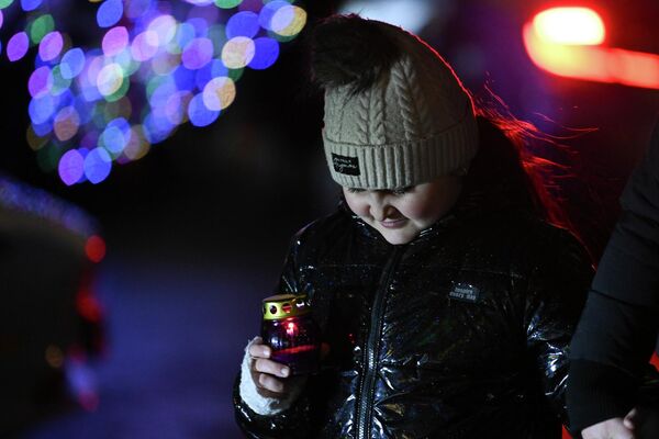 Верующие с лампадами у церкви Сурб Григор Лусаворич  - Sputnik Армения