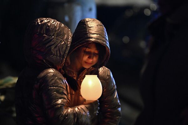 Верующие с лампадами у церкви Сурб Григор Лусаворич - Sputnik Армения