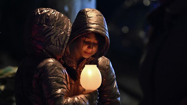 Верующие с лампадками у церкви Сурб Григор Лусаворич (5 января 2026). Еревaн - Sputnik Արմենիա