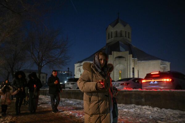 Верующие с лампадами у церкви Сурб Григор Лусаворич - Sputnik Армения