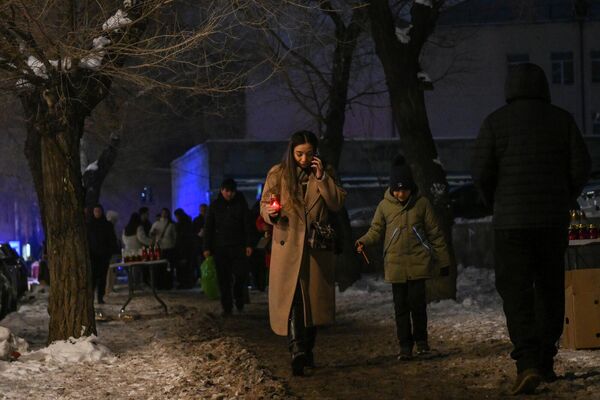 Верующие с лампадами у церкви Сурб Григор Лусаворич  - Sputnik Армения