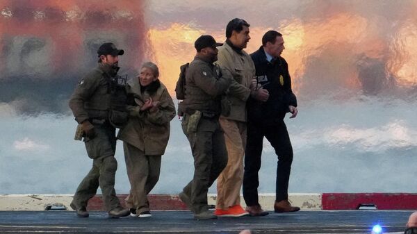 Захваченный президент Венесуэлы Николас Мадуро и его жена Силия Флорес на вертолетной площадке перед отправкой в суд в Нью-Йорке (5 января 2025). США - Sputnik Армения