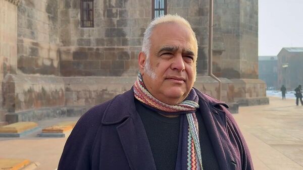 Раффи Ованнисян отвечает на вопросы журналистов у Эчмиадзинского кафедрального собора (6 января 2026). Эчмиадзин - Sputnik Армения