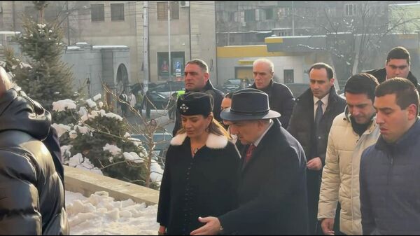 Пашинян с женой прибыл в кафедральный собор Св. Григория Просветителя - Sputnik Армения