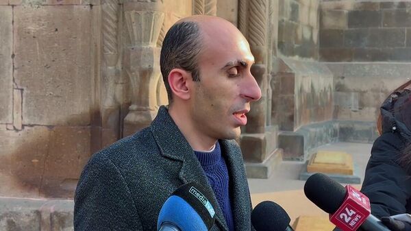 Артак Бегларян отвечает на вопросы журналистов у Эчмиадзинского кафедрального собора (6 января 2026). Эчмиадзин - Sputnik Армения