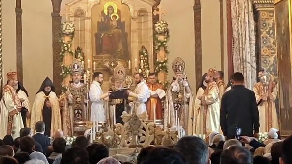 В армянских храмах совершен обряд освящения и раздачи воды - Sputnik Армения