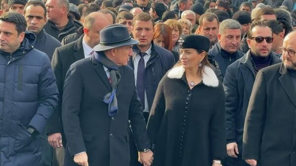 В Ереване стартовало возглавляемое Пашиняном шествие, заявленное как крестный ход - Sputnik Армения