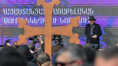 Премьер-министр Никол Пашинян во дворе церкви Святой Анны (6 января 2026). Еревaн