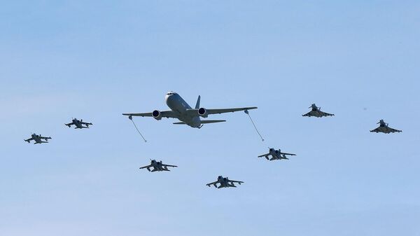 Самолет-заправщик и стратегический транспортный самолет Boeing KC-767 (в центре) летит рядом с истребителями во время учений НАТО Trident Juncture 2015 в Трапани, Италия - Sputnik Армения