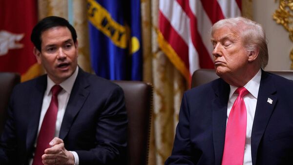 Госсекретарь США Марко Рубио выступает рядом с президентом США Дональдом Трампом во время заседания Кабинета министров в Белом доме (2 декабря 2025). Вашингтон - Sputnik Армения